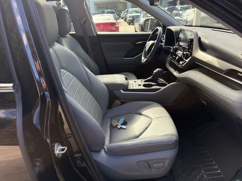 Used 2020 Toyota Highlander XLE FWD image 23