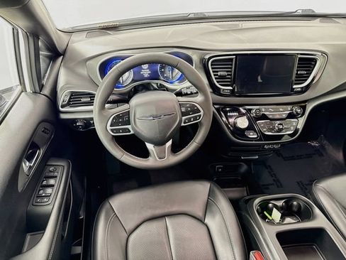 Used 2025 Chrysler Pacifica Select FWD image 21