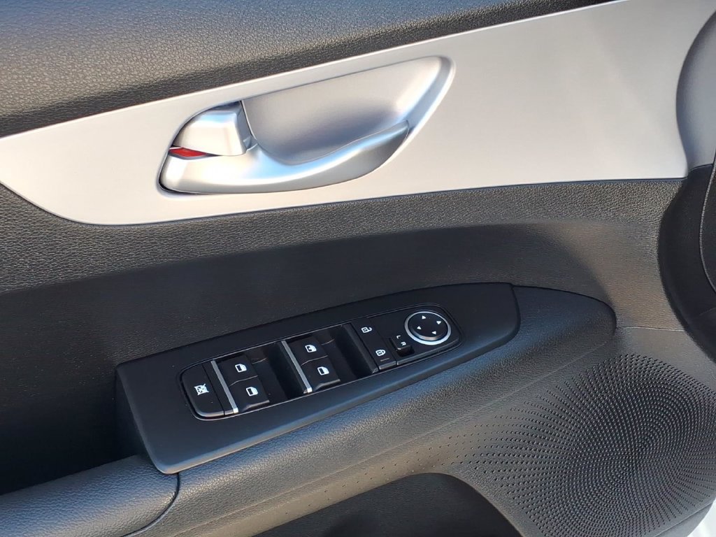 Used 2024 Kia Forte LXS w/ LXS Technology Package FWD image 4