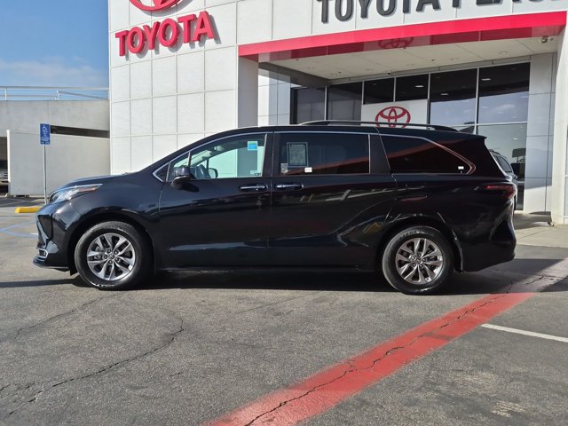Used 2023 Toyota Sienna XLE FWD image 13