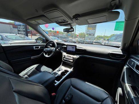 Used 2021 Ford Explorer XLT w/ Equipment Group 202A AWD/4WD image 21