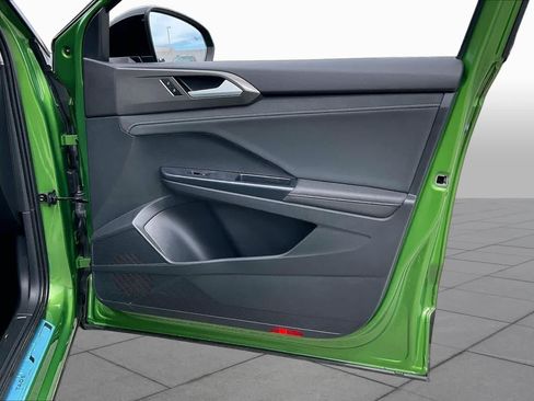 Used 2025 Volkswagen Taos SE FWD image 22