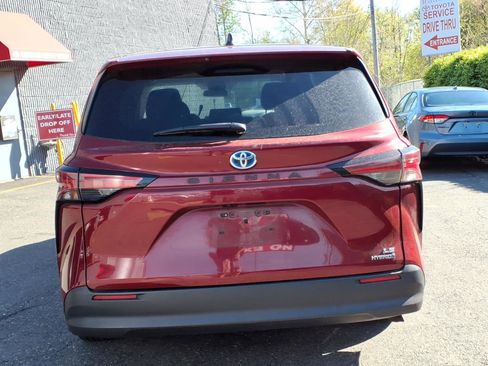 Used 2021 Toyota Sienna LE FWD image 4