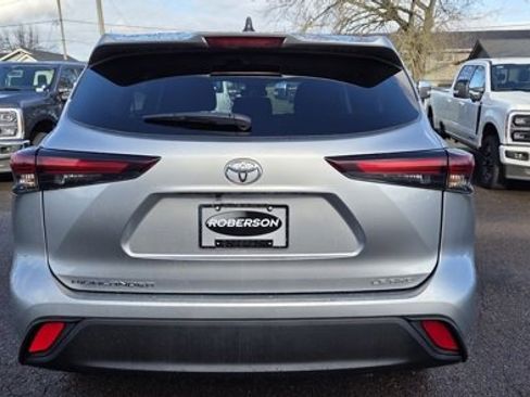 Used 2024 Toyota Highlander LE image 5