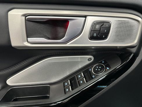 Used 2023 Ford Explorer Platinum w/ Premium Technology Package image 18