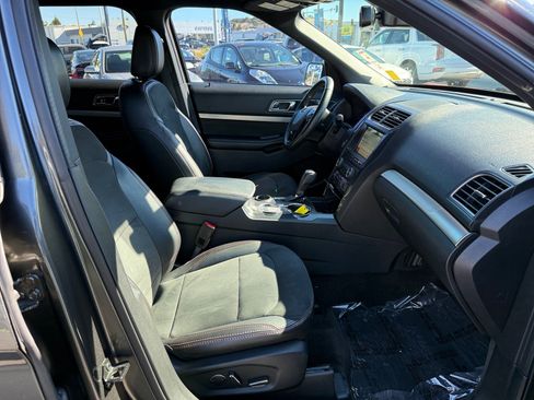 Used 2018 Ford Explorer XLT w/ Equipment Group 202A FWD image 20