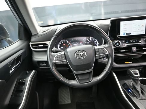 Used 2023 Toyota Highlander XLE image 32