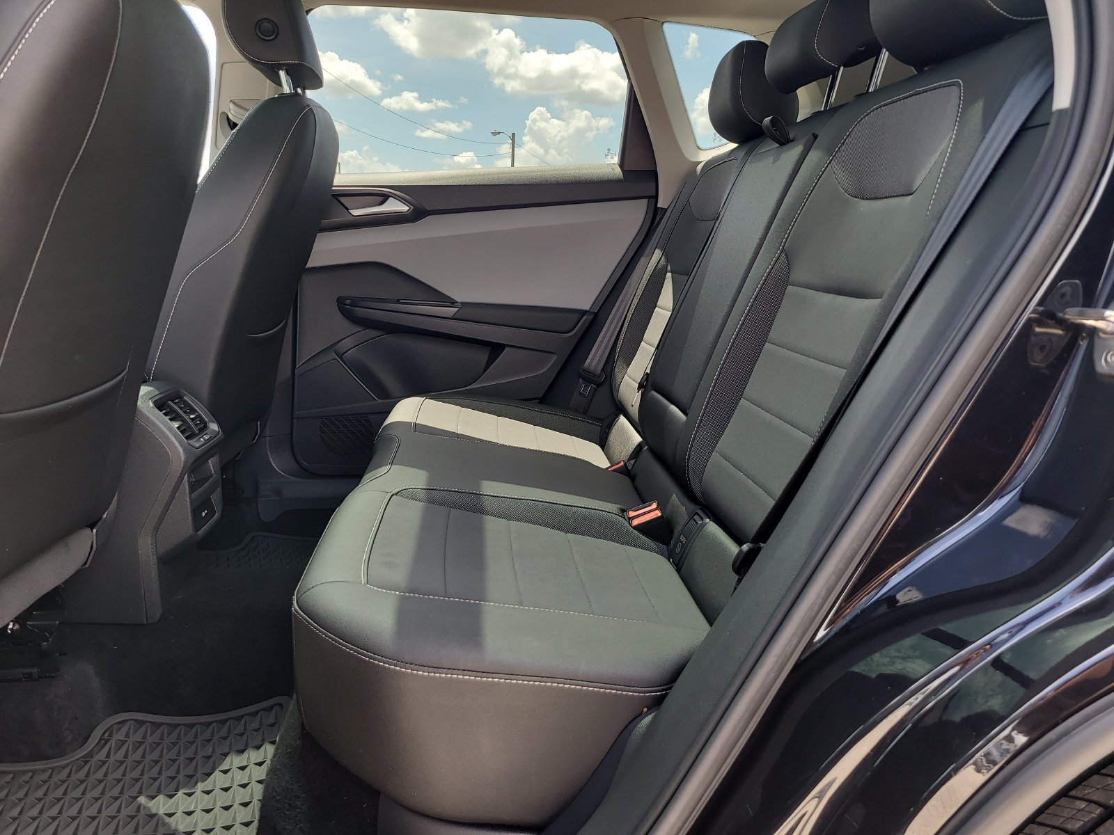 Used 2023 Volkswagen Taos SE w/ Panoramic Sunroof Package FWD image 9