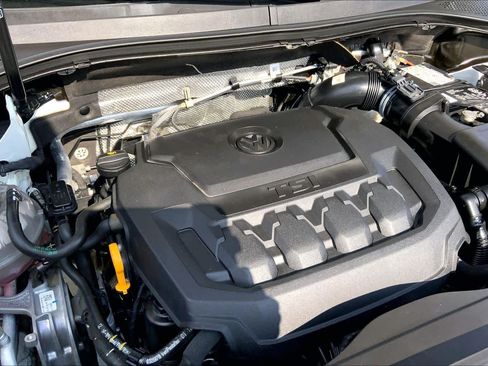 Used 2023 Volkswagen Tiguan SE image 32