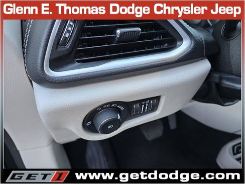 Used 2024 Chrysler Pacifica Select image 20