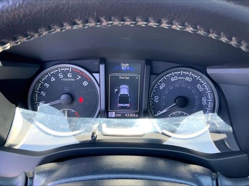 Used 2021 Toyota Tacoma TRD Off-Road w/ Technology Package AWD/4WD image 25