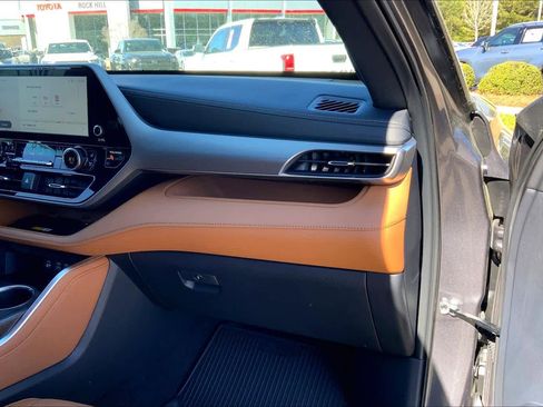 Used 2024 Toyota Highlander Platinum image 19