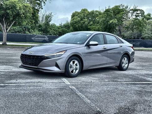 Used 2023 Hyundai Elantra SE FWD image 4