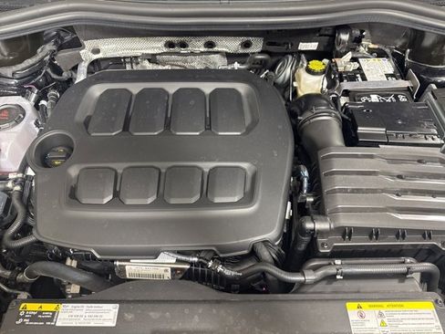 Used 2025 Volkswagen Tiguan SEL R-Line image 9