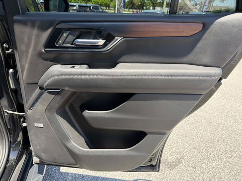 Used 2025 GMC Yukon Denali RWD image 16