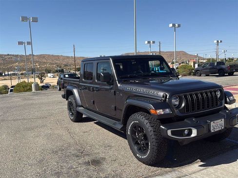Used 2025 Jeep Gladiator Sport AWD/4WD image 3