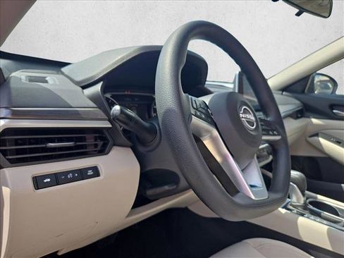 Used 2024 Nissan Altima 2.5 SV image 10