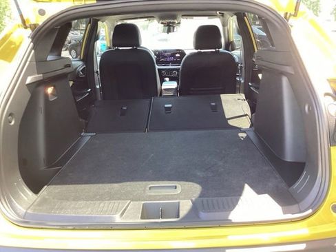 Used 2025 Chevrolet Trax RS w/ Sunroof Package FWD image 11
