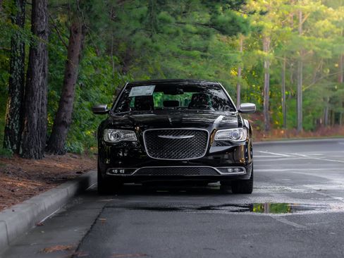 Used 2016 Chrysler 300 C Platinum RWD image 33