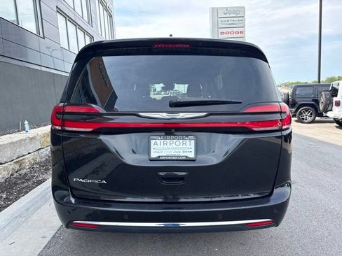 Used 2023 Chrysler Pacifica Touring-L FWD image 4