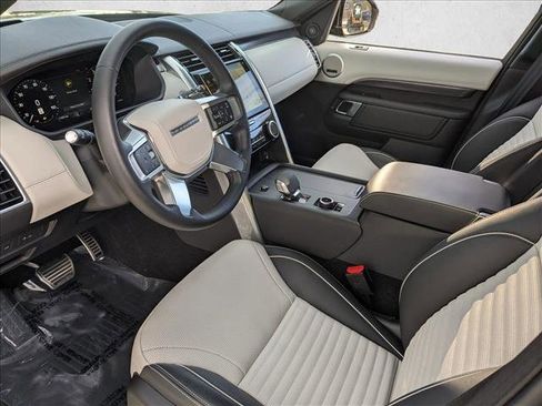 Used 2024 Land Rover Discovery Metropolitan Edition image 10