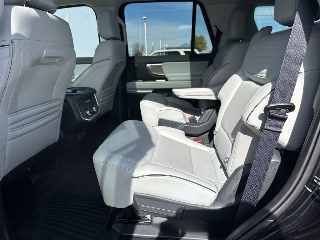 Used 2025 Ford Expedition Platinum w/ Platinum Ultimate Package AWD/4WD image 18