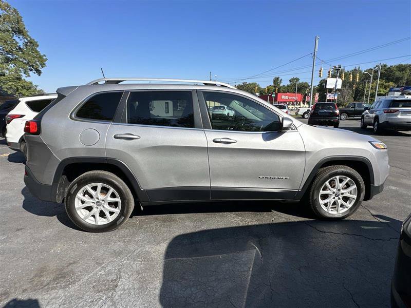 Used 2018 Jeep Cherokee Latitude w/ Comfort & Convenience Group FWD image 2
