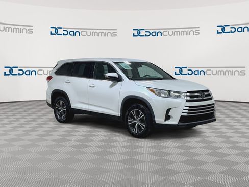 Used 2019 Toyota Highlander LE image 2