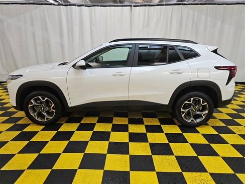 Used 2025 Chevrolet Trax LT image 6