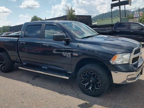 Used 2020 RAM 1500 Classic SLT AWD/4WD image 2