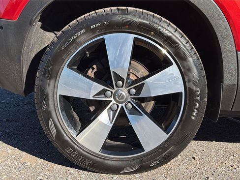 Used 2019 Volvo XC40 T5 Momentum image 29