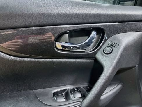 Used 2017 Nissan Rogue SV w/ Midnight Edition AWD/4WD image 16