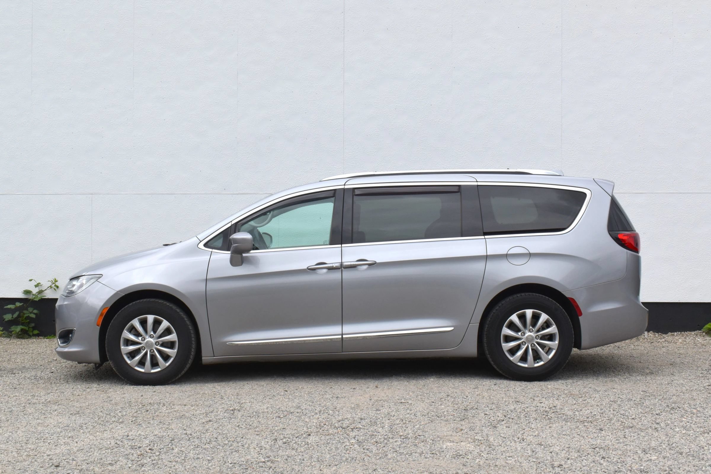 Used 2018 Chrysler Pacifica Touring-L FWD image 38