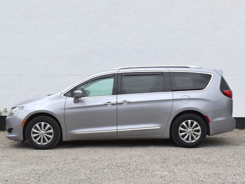 Used 2018 Chrysler Pacifica Touring-L FWD image 38