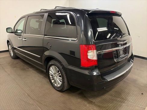 Used 2013 Chrysler Town & Country Touring-L w/ Driver Convenience Group image 6