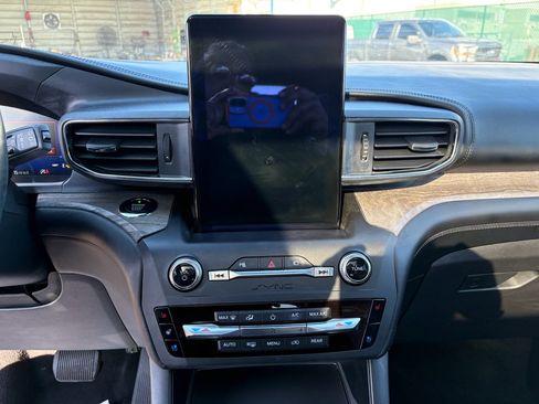 Used 2020 Ford Explorer Platinum w/ Premium Technology Package image 16