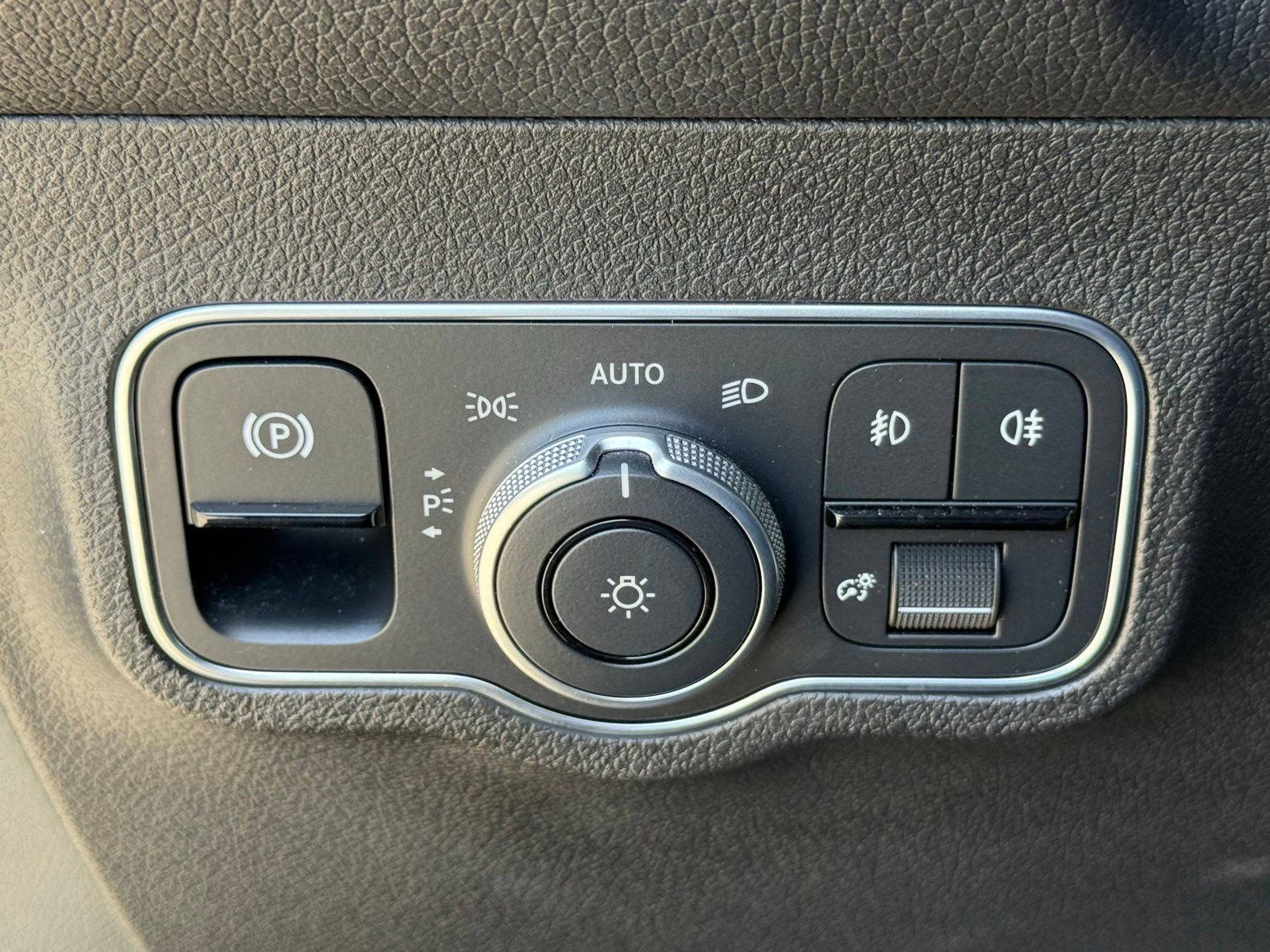 Used 2023 Mercedes-Benz GLB 250 image 30