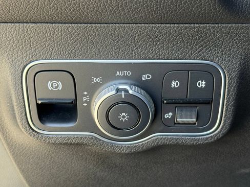 Used 2023 Mercedes-Benz GLB 250 image 30