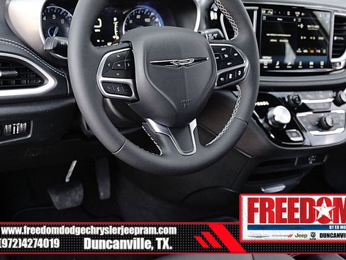 New 2026 Chrysler Pacifica Select image 25