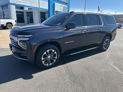 Used 2025 Chevrolet Suburban LT w/ Comfort Package image 37