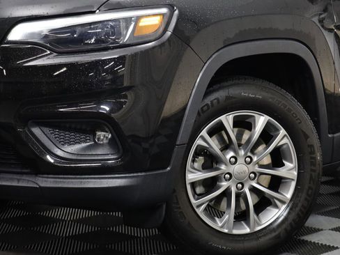 Used 2019 Jeep Cherokee Latitude Plus w/ Comfort/Convenience Group image 3