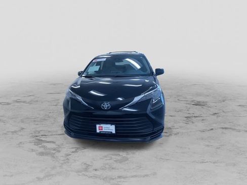 Used 2026 Toyota Sienna LE FWD image 5
