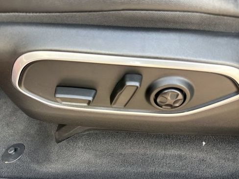 Used 2025 Jeep Wagoneer 4WD image 12