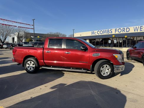 Used 2017 Nissan Titan SV image 3