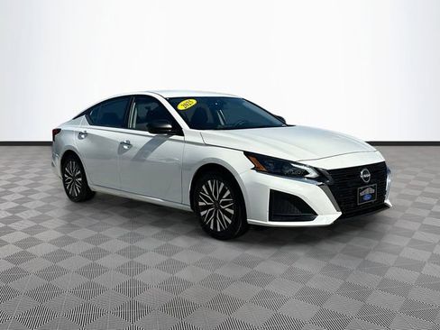 Used 2025 Nissan Altima 2.5 SV FWD image 3