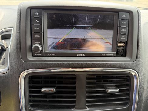 Used 2017 Dodge Grand Caravan SXT w/ Rear Park Assist Package image 9