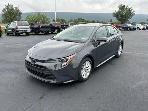 Used 2023 Toyota Corolla LE w/ LE Convenience Package FWD image 3