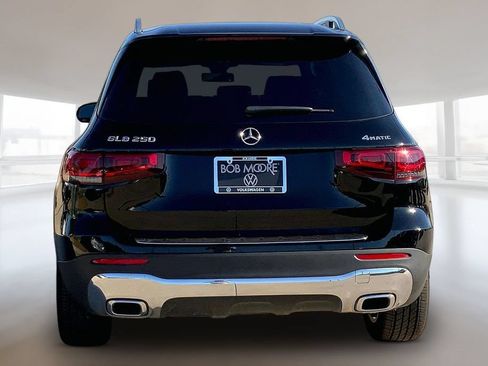 Used 2021 Mercedes-Benz GLB 250 4MATIC w/ Premium Package image 4