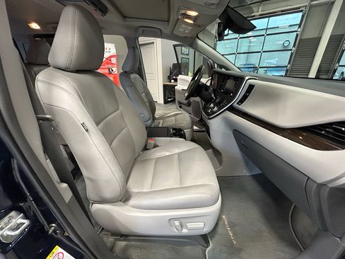 Used 2019 Toyota Sienna XLE w/ XLE Navigation Package FWD image 47