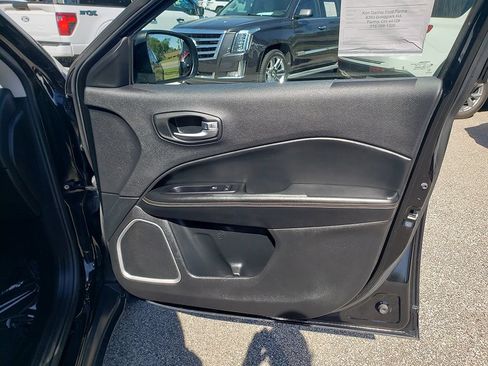 Used 2019 Jeep Compass Latitude w/ Cold Weather Group AWD/4WD image 20